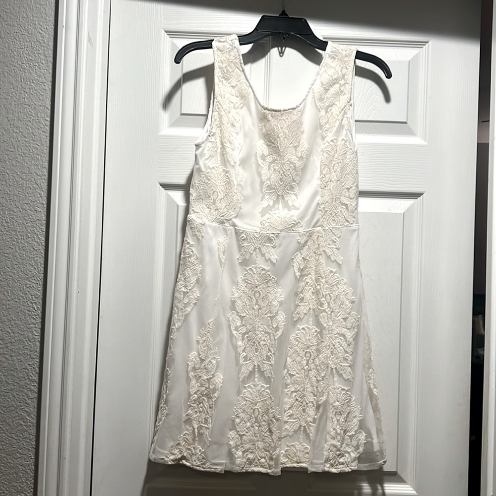 Size L Chelsea & Violet fitted white embroidered lace dress